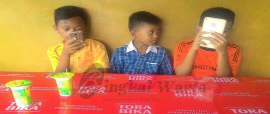 Dampak Berbahaya Bermain Handphone Bagi Anak