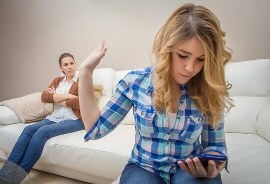 Dampak Berbahaya Bermain Handphone Bagi Anak