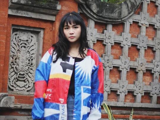 Kreatif, Jaket Ini Terbuat Dari Spanduk Bekas Kampanye