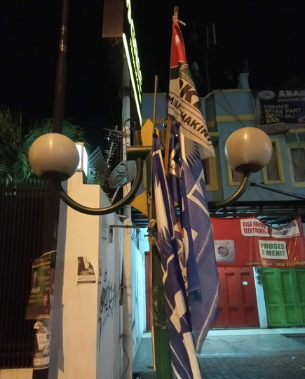 Kreatif, Jaket Ini Terbuat Dari Spanduk Bekas Kampanye