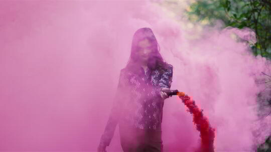 Nyobain Bikin Foto Pakai Smoke Bomb, Tapi Jangan Lupain Hal Ini Gan!