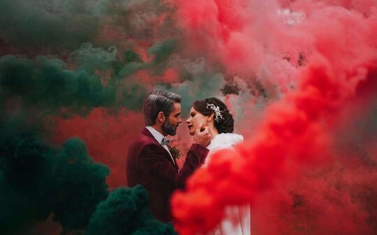 Nyobain Bikin Foto Pakai Smoke Bomb, Tapi Jangan Lupain Hal Ini Gan!