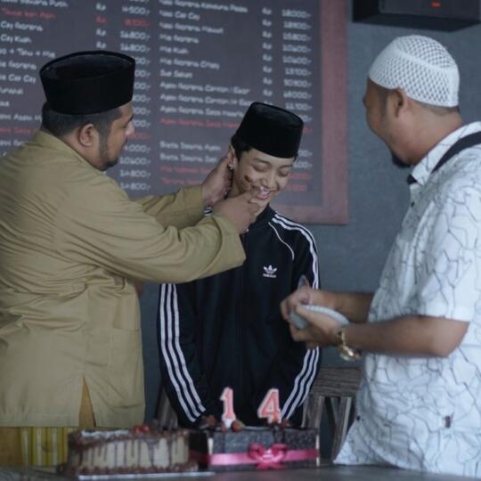 10 Potret Imut Gus Azmi Penyanyi Religi Muda Yang Tengah