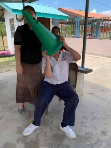 Bikin REPOT! Bocah Iseng Maenin "SAFETY CONE", Eh Kepalanya NYANGKUT!