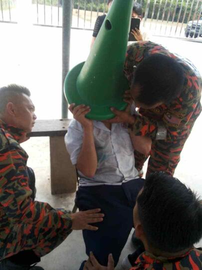 Bikin REPOT! Bocah Iseng Maenin "SAFETY CONE", Eh Kepalanya NYANGKUT!