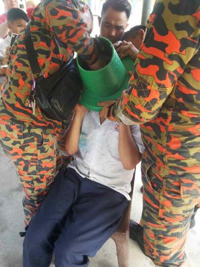 Bikin REPOT! Bocah Iseng Maenin "SAFETY CONE", Eh Kepalanya NYANGKUT!
