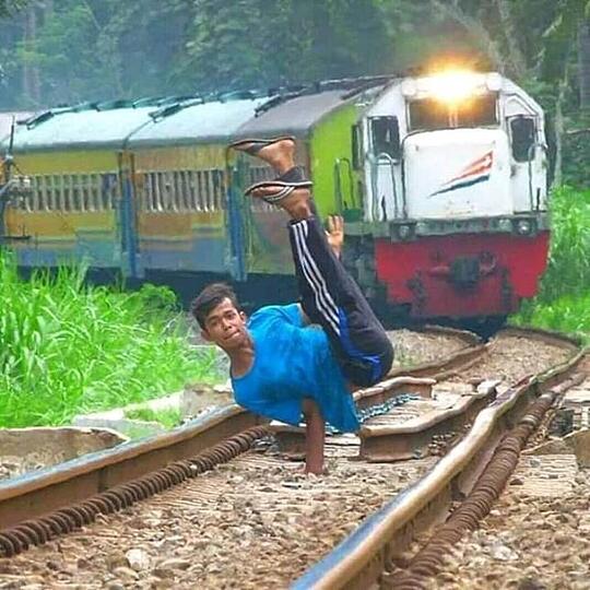 10 Kelakuan Orang Aneh yang Tertangkap Kamera. No 5 Kok Bisa Ya???