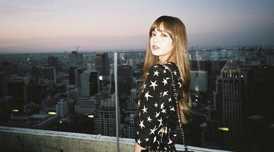 Duh! MISTERI Foto Penampakan Poni "LISA BLACKPINK" Bikin Netizen Penasaran!