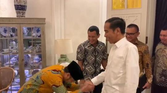 Momen Penuh Tawa Elite TKN Salami dan Sapa Jokowi 'Siap Presiden'