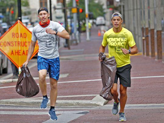 Cobain Plogging Yuk Gan! Tren Jogging Sambil Mungutin Sampah di Jalan