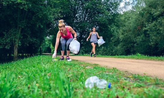 Cobain Plogging Yuk Gan! Tren Jogging Sambil Mungutin Sampah di Jalan