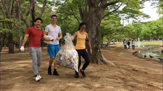 Cobain Plogging Yuk Gan! Tren Jogging Sambil Mungutin Sampah di Jalan