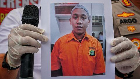 Foto Pengancam Penggal Jokowi Berbaju Tahanan Saat Konfrensi Pers