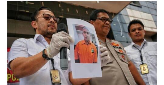 Foto Pengancam Penggal Jokowi Berbaju Tahanan Saat Konfrensi Pers