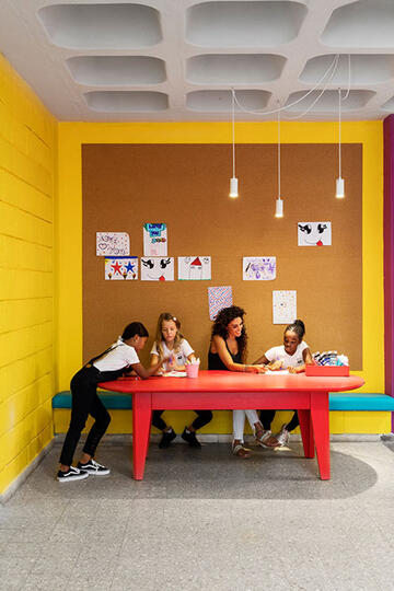 Sekolah Kemanusiaan Pengungsi Tel Aviv Ini Good Banget, Penuh Warna, Gan!