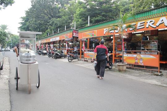 Wisata Kuliner Warung Kaki Lima Rasa Bintang Lima di Blok S Jakarta