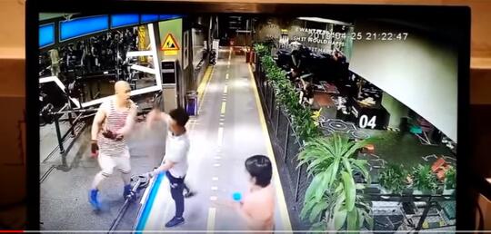 Instruktur GYM Berbadan Besar "NGEBULLY" Pria Kecil, Eh Sekali Pukul AMBRUK!