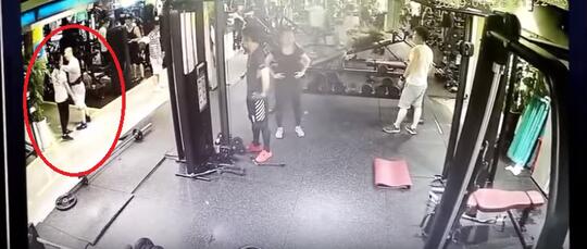 Instruktur GYM Berbadan Besar "NGEBULLY" Pria Kecil, Eh Sekali Pukul AMBRUK!