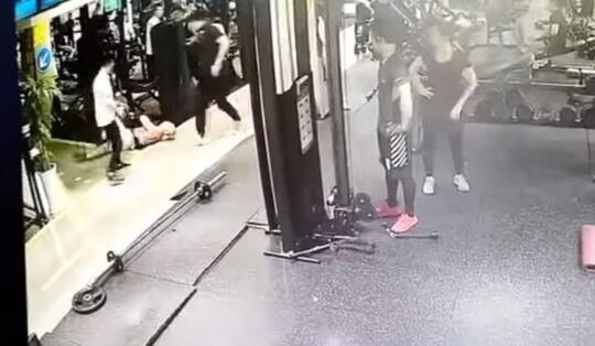 Instruktur GYM Berbadan Besar "NGEBULLY" Pria Kecil, Eh Sekali Pukul AMBRUK!