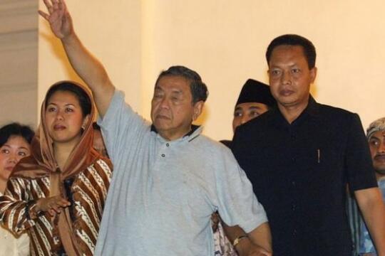 APA SIH ENAKNYA JADI PRESIDEN ?