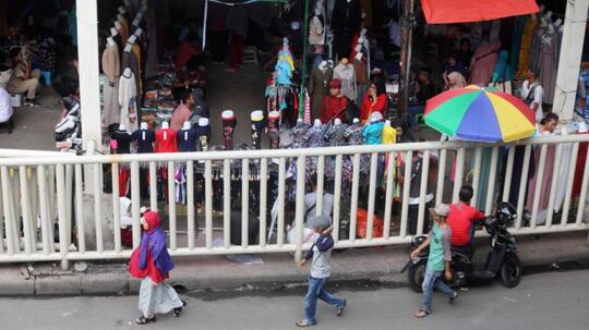 PKL Tanah Abang Kembali Berjualan di Trotoar