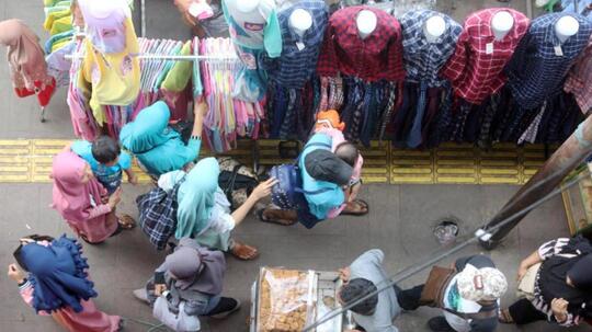 PKL Tanah Abang Kembali Berjualan di Trotoar