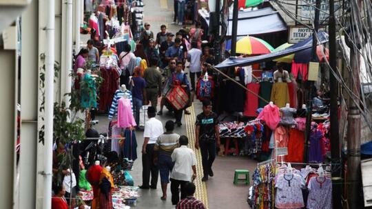 PKL Tanah Abang Kembali Berjualan di Trotoar