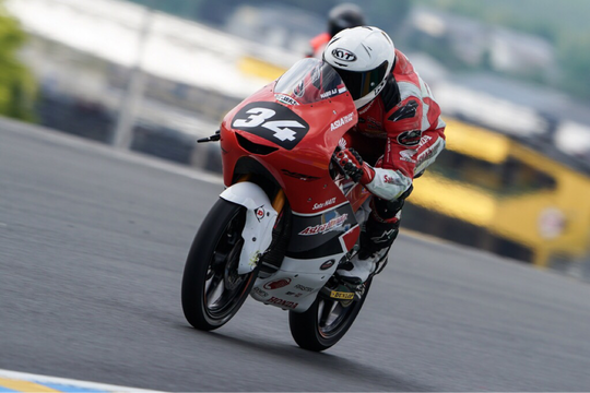 Aksi Pebalap Indonesia di Sirkuit Le Mans Perancis