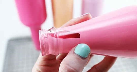 Botol Kaca Bekas Bisa Kalian Sulap Menjadi Vas Bunga Cantik Aneka Warna, GanSis!