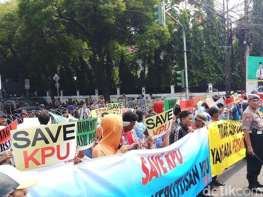 Update Terkini Kepadatan Lalu Lintas dan Penutupan Ruas Jalan di Sekitaran Demo KPU