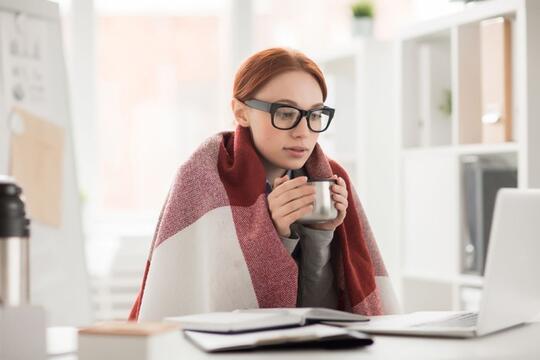 Riset: Wanita Tak Bisa Bekerja dengan Baik di Ruangan yang Terlalu Dingin