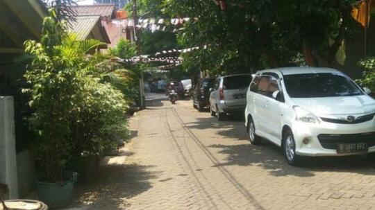 Nah! Kesel "PARKIR SEMBARANGAN", Mobil Van Ini Di Coret-Coret Cat Semprot!