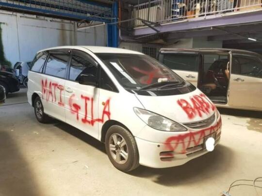 Nah! Kesel "PARKIR SEMBARANGAN", Mobil Van Ini Di Coret-Coret Cat Semprot!