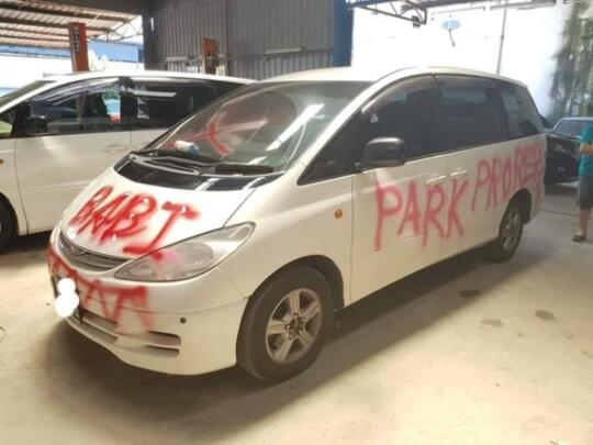 Nah! Kesel "PARKIR SEMBARANGAN", Mobil Van Ini Di Coret-Coret Cat Semprot!