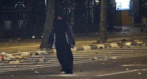 Disangka Kabel Bom, Ini Benda di Tubuh Wanita Bercadar Saat Rusuh 22 Mei