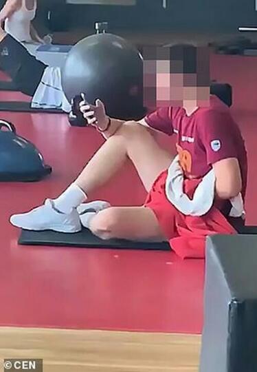 Seorang Pria Terekam Kamera Sedang Masturbasi Menatap Wanita di Pusat Kebugaran