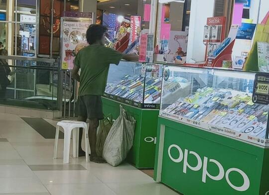 Duh! Pemilik Konter Kaget, Pria Dekil Ini Membeli "SMARTPHONE" MAHAL Tanpa Nego!