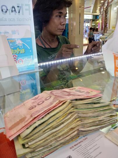 Duh! Pemilik Konter Kaget, Pria Dekil Ini Membeli "SMARTPHONE" MAHAL Tanpa Nego!