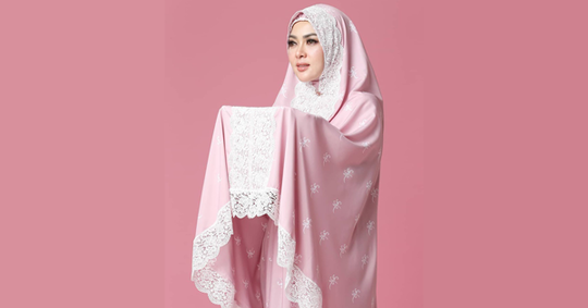 Mukena Syahrini Berlapis Emas Setara dengan Harga Smartphone? Sesuatu Banget Deh!