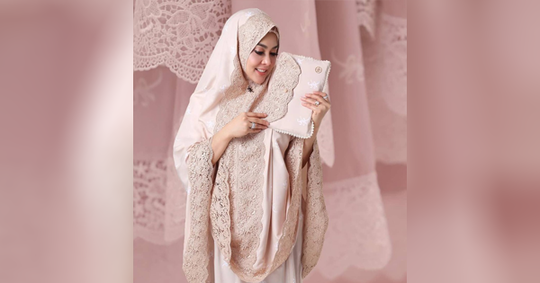 Mukena Syahrini Berlapis Emas Setara dengan Harga Smartphone? Sesuatu Banget Deh!