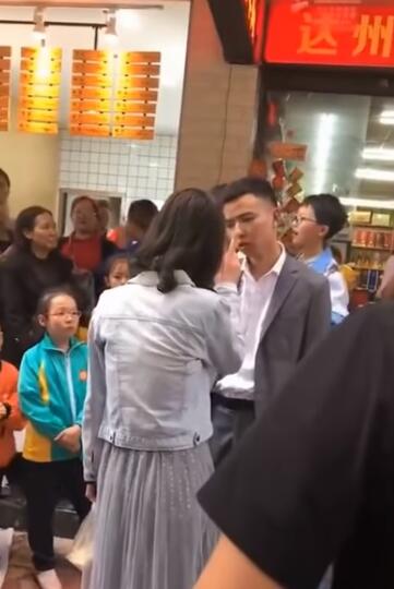Duh! Tidak Membelikan PONSEL BARU, Gadis Ini "TAMPAR" Pacarnya Di Tempat Umum!