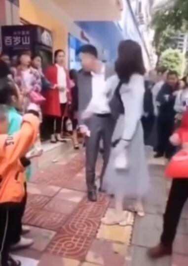 Duh! Tidak Membelikan PONSEL BARU, Gadis Ini "TAMPAR" Pacarnya Di Tempat Umum!