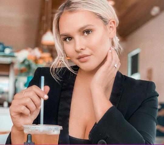 KINGSEY SUE, Model SEKSI Yang Nekat "MASUK LAPANGAN" Final Liga Champions!