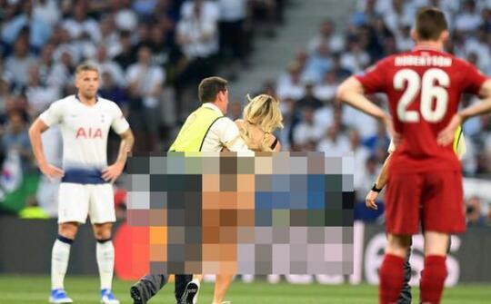 KINGSEY SUE, Model SEKSI Yang Nekat "MASUK LAPANGAN" Final Liga Champions!