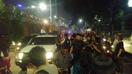 Naik Mobil Bak Terbuka, Anies Ikut Takbiran Keliling di Tanah Abang