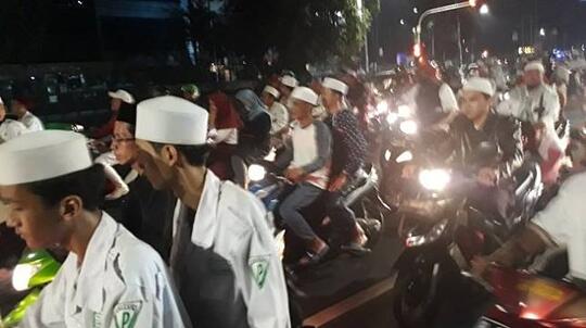 Naik Mobil Bak Terbuka, Anies Ikut Takbiran Keliling di Tanah Abang