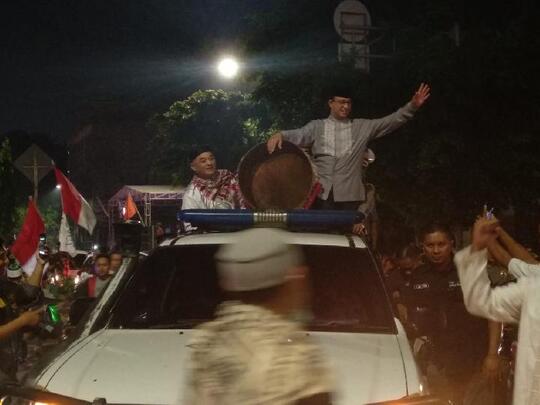 Naik Mobil Bak Terbuka, Anies Ikut Takbiran Keliling di Tanah Abang