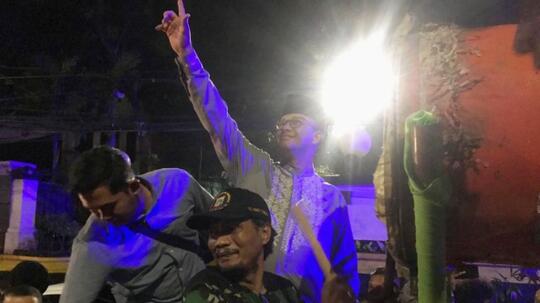 Naik Mobil Bak Terbuka, Anies Ikut Takbiran Keliling di Tanah Abang