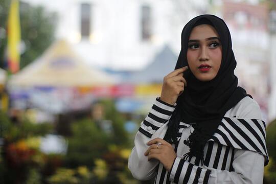 Bahaya Mengintai Perempuan Bergamis Panjang!