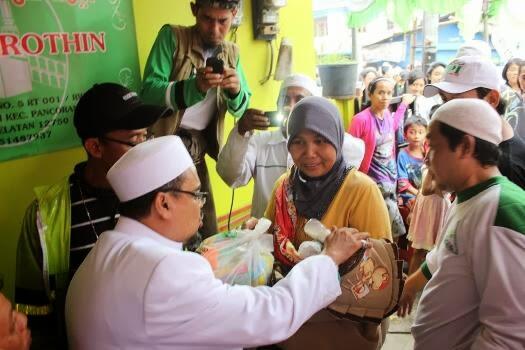 Washington Post: Bila Ada Bencana, FPI Yang Pertama Menolong